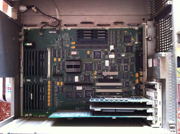 quadra950-inside-motherboard.jpeg